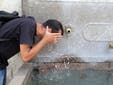El motivo por el que no se debe dar agua a una persona que está sufriendo un golpe de calor, según los médicos