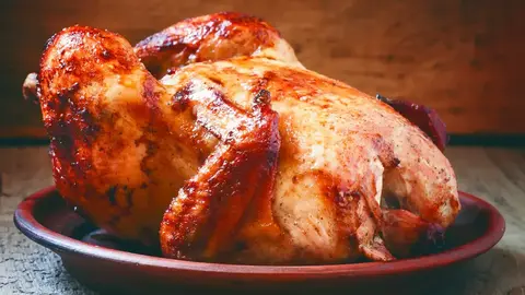 Frango assado sem forno: dourado e suculento feito na panela  Receita da Boa image