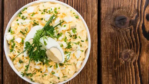 Salada de batata com ovo sem maionese: receita especial e cremosa  Receita da Boa image