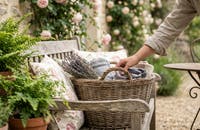 "لقد نسيتها في العلية": توفر سلة الخوص القديمة هذه 300 يورو على ديكور الفناء وتصبح نجمة الصيف