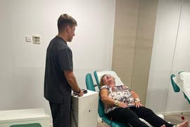 Ensayo médico en Mallorca: Reclutan supervivientes de cáncer para probar la efectividad de las microcorrientes